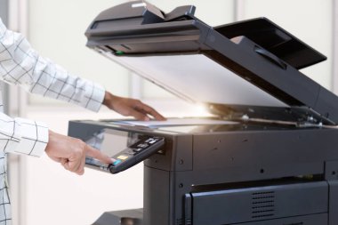 İşadamı, yazıcı fotokopi ağı panelindeki düğmeye basar, ofis konseptinde fotokopi üzerinde çalışır, yazıcı, kağıt tarama ve kopyalama için ofis çalışanı ekipmanıdır.