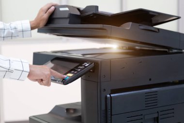 İşadamı, yazıcı fotokopi ağı panelindeki düğmeye basar, ofis konseptinde fotokopi üzerinde çalışır, yazıcı, kağıt tarama ve kopyalama için ofis çalışanı ekipmanıdır.