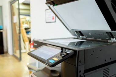 Meşgul adam. Yazıcı paneli, yazıcı tarayıcısı lazer ofis fotokopi makinesi malzemeleri üzerindeki El düğmesine bas. Konsept başlat.