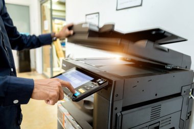 Meşgul adam. Yazıcı paneli, yazıcı tarayıcısı lazer ofis fotokopi makinesi malzemeleri üzerindeki El düğmesine bas. Konsept başlat.