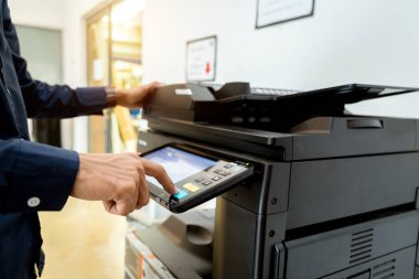 Meşgul adam. Yazıcı paneli, yazıcı tarayıcısı lazer ofis fotokopi makinesi malzemeleri üzerindeki El düğmesine bas. Konsept başlat.