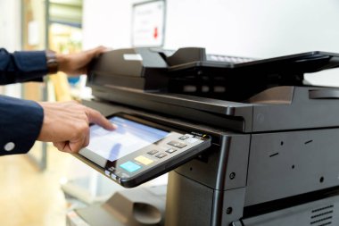 Meşgul adam. Yazıcı paneli, yazıcı tarayıcısı lazer ofis fotokopi makinesi malzemeleri üzerindeki El düğmesine bas. Konsept başlat.