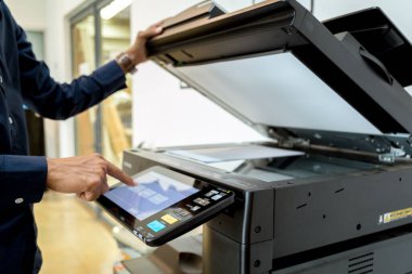 Meşgul adam. Yazıcı paneli, yazıcı tarayıcısı lazer ofis fotokopi makinesi malzemeleri üzerindeki El düğmesine bas. Konsept başlat.