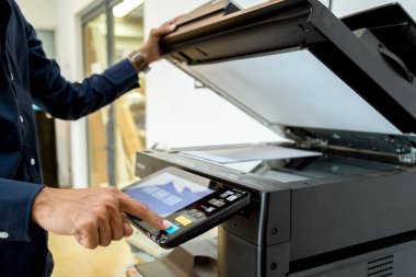 Meşgul adam. Yazıcı paneli, yazıcı tarayıcısı lazer ofis fotokopi makinesi malzemeleri üzerindeki El düğmesine bas. Konsept başlat.
