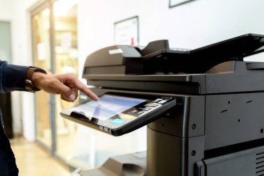 Meşgul adam. Yazıcı paneli, yazıcı tarayıcısı lazer ofis fotokopi makinesi malzemeleri üzerindeki El düğmesine bas. Konsept başlat.