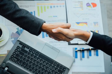 İş adamları el sıkışıyor partner başarılı takım lideri ve iş toplantısı.