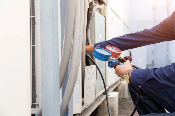 Technician Checking Air Conditioner Measuring Equipment Filling Air Conditioners — Stock Photo, Image