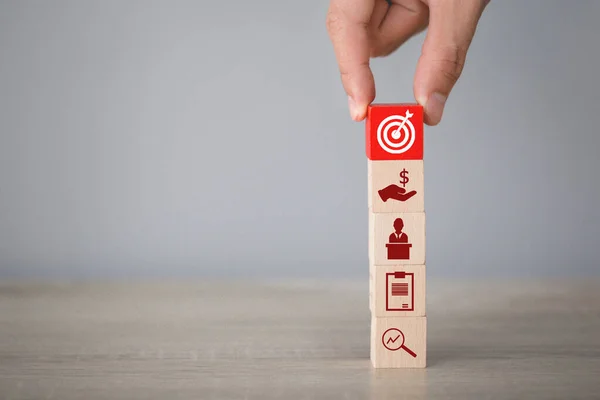 Hand Anordnen Holzblock Stapeln Mit Symbolpfeil Und Geschäft Zielgerichtet Auf — Stockfoto