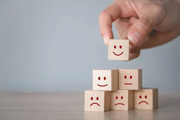 Kunden Drücken Smiley Gesicht Emoticon Auf Holzwürfel Service Bewertung Zufriedenheitskonzept — Stockfoto
