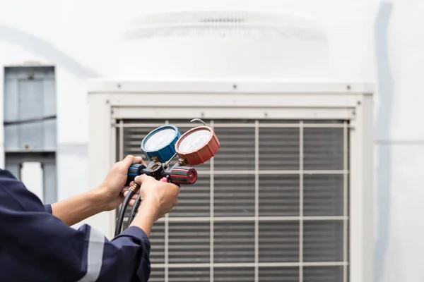 Technik Kontroluje Klimatizaci Měřící Zařízení Pro Plnění Klimatizátorů — Stock fotografie
