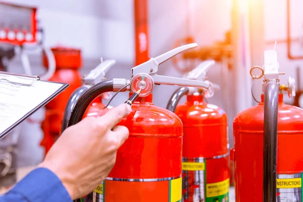 Gli Ingegneri Stanno Controllando Ispezionando Serbatoio Estintori Nella Sala Antincendio — Foto Stock