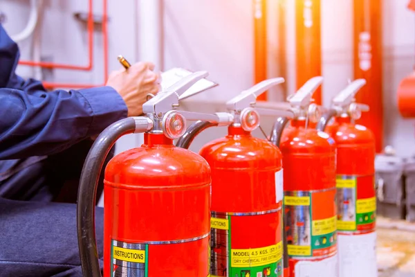 Gli Ingegneri Stanno Controllando Ispezionando Serbatoio Estintori Nella Sala Antincendio — Foto Stock