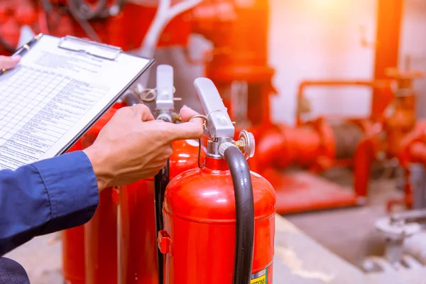 Ingeniero Está Revisando Inspeccionando Tanque Extinguidores Sala Control Incendios Para —  Fotos de Stock