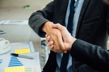 İş adamları el sıkışıyor partner başarılı takım lideri ve iş toplantısı.