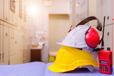 Kontrol odasında standart inşaat güvenlik ekipmanı, İnşaat ve Güvenlik Konsepti.