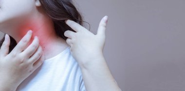 Ellerindeki boynu tırmalayan kadın böcek ısırıklarına, dermatite, yiyeceğe ve uyuşturucuya karşı alerjik reaksiyon gösteriyor. Sağlık hizmeti kavramı.
