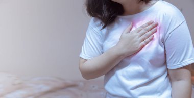 Evde bilek ağrısı çeken kadınlar var.