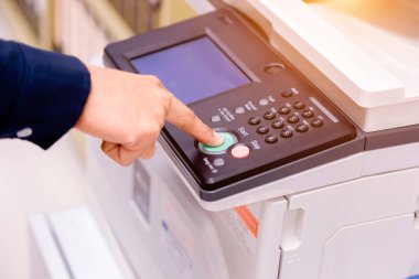 Yakın çekim işyeri çalışanı. Yazıcı paneli, yazıcı tarayıcı lazer ofis fotokopi makinesi malzemeleri üzerindeki el düğmesine bas. Konsept başlat.