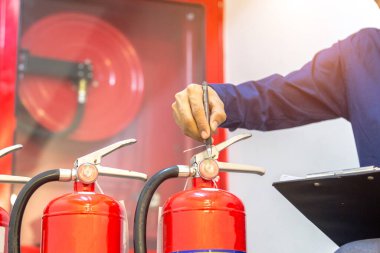 Mühendisler yangın söndürme tankını güvenlik eğitimi ve yangın önleme için kontrol ediyorlar..