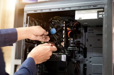 Teknisyen bilgisayarı onarmak için tornavida tutun. bilgisayar donanım, onarım, yükseltme ve teknoloji kavramı.