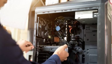 Teknisyen bilgisayarı onarmak için tornavida tutun. bilgisayar donanım, onarım, yükseltme ve teknoloji kavramı.