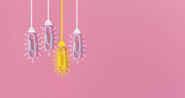 Kağıt ataç, düşünme, yaratıcılık, mavi arka planda ampul, yeni fikirler kavramı ile harika fikirler..