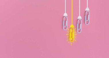 Kağıt ataç, düşünme, yaratıcılık, mavi arka planda ampul, yeni fikirler kavramı ile harika fikirler..