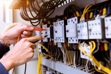 Kontrol panelinde elektrik akımını test eden çoklu metre ölçümleri.