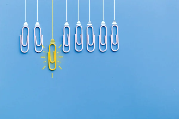 Tolles Ideenkonzept Mit Büroklammer Denken Kreativität Glühbirne Auf Blauem Hintergrund — Stockfoto