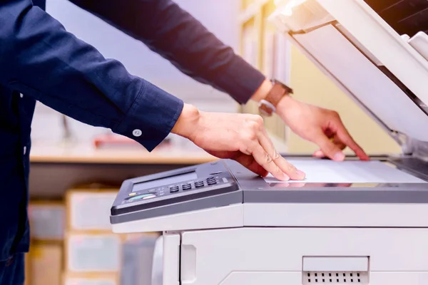 Meşgul adam. Yazıcı paneli, yazıcı tarayıcısı lazer ofis fotokopi makinesi malzemeleri üzerindeki El düğmesine bas. Konsept başlat.
