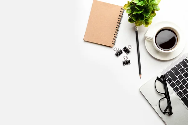 Platte Lay Tafel Tafel Tafel Boven Werkruimte Met Blanco Laptop — Stockfoto