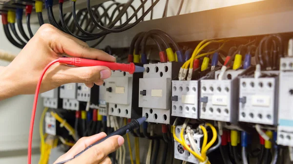 Electricistas Manos Prueba Corriente Eléctrica Panel Control — Foto de Stock