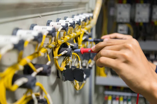 Elektriker Hände Teststrom Elektrisch Schalttafel — Stockfoto