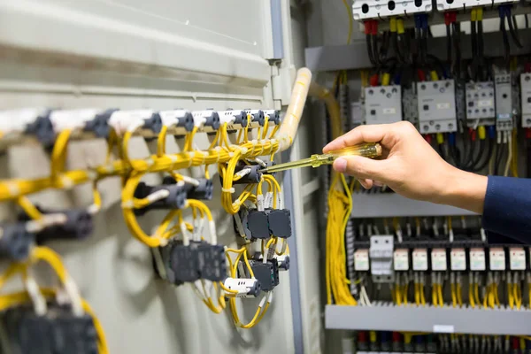 Eletricistas Mãos Testando Corrente Elétrica Painel Controle — Fotografia de Stock