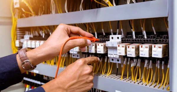 Elektriska Mätningar Med Multimeter Som Testar Ström Elektriskt Kontrollpanelen — Stockfoto