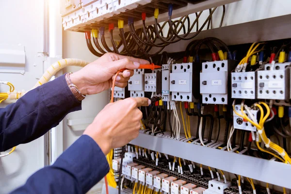 Mediciones Electricista Con Corriente Prueba Multímetro Eléctrica Panel Control — Foto de Stock