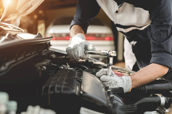 Automobile Meccanico Riparatore Mani Riparazione Motore Auto Officina Automobilistica Con — Foto Stock