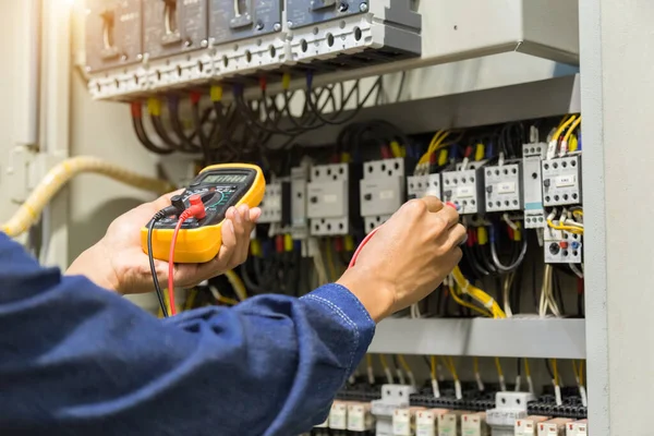 电工工程师工作测试仪测量电线电缆在电柜控制中的电压和电流 — 图库照片