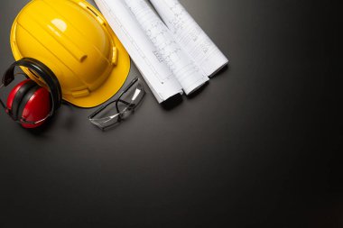 İş güvenliği. Ahşap arka planda inşaat alanı koruyucu ekipman, düz döşeme, kopyalama alanı, üst görünüm