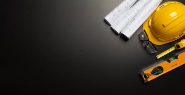 İş güvenliği. Ahşap arka planda inşaat alanı koruyucu ekipman, düz döşeme, kopyalama alanı, üst görünüm