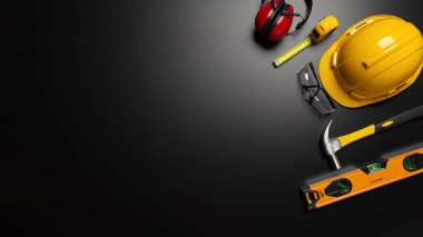 İş güvenliği. Ahşap arka planda inşaat alanı koruyucu ekipman, düz döşeme, kopyalama alanı, üst görünüm