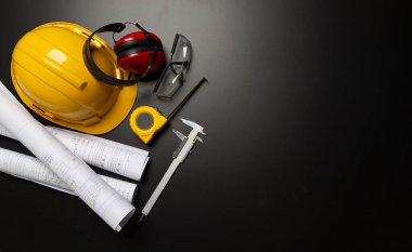 İş güvenliği. Ahşap arka planda inşaat alanı koruyucu ekipman, düz döşeme, kopyalama alanı, üst görünüm