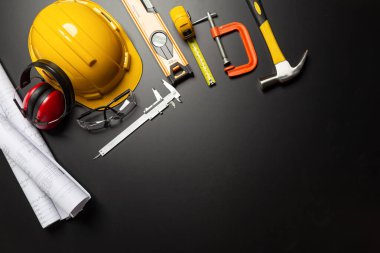 İş güvenliği. Ahşap arka planda inşaat alanı koruyucu ekipman, düz döşeme, kopyalama alanı, üst görünüm