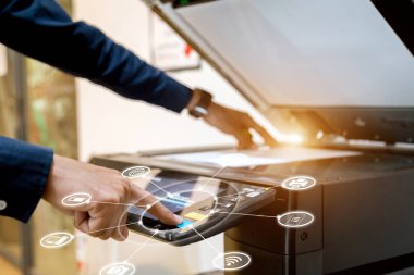 Meşgul adam Simge teknolojisi yazıcı tarayıcı lazer ofis fotokopi makinesi malzemesi ile yazıcı panelindeki El düğmesine bas.