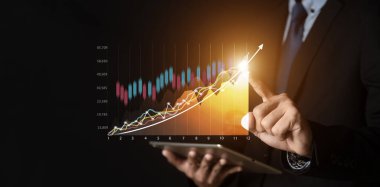 İşadamı ya da tüccar artan bir sanal hologram stoku gösteriyor, ticarete yatırım. planlama ve strateji, borsa, iş büyümesi, ilerleme veya başarı kavramı.