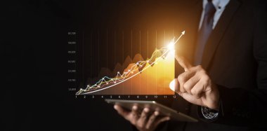 İşadamı ya da tüccar artan bir sanal hologram stoku gösteriyor, ticarete yatırım. planlama ve strateji, borsa, iş büyümesi, ilerleme veya başarı kavramı.