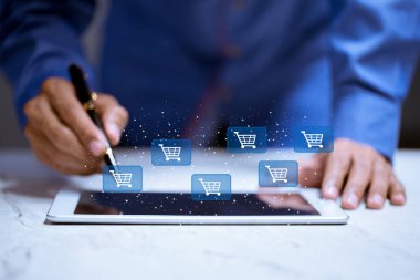 Ticarette tablet kullanımı, alışveriş arabası simgesi, satış hacmi artışı iş büyümesi ve çevrimiçi alışveriş kavramı.