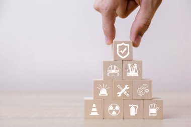 Piramidin üzerine tahta bloklar yerleştirin. Yüzde yüz iş güvenliği kavramı.