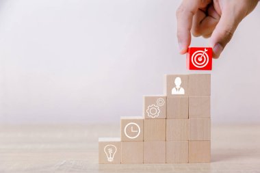 İşadamları tahta merdiven döşüyorlar. İş dünyasından başarıya İş stratejisi planlamasına Zafer pazarına.