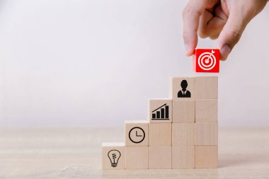 İşadamları tahta merdiven döşüyorlar. İş dünyasından başarıya İş stratejisi planlamasına Zafer pazarına.